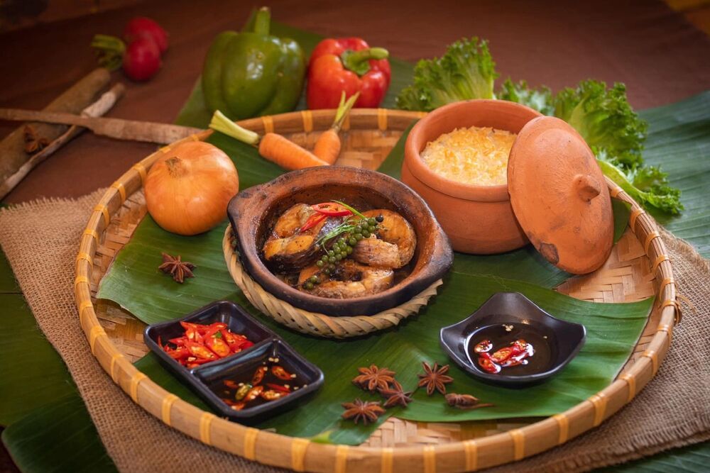 Quán Ăn Gia Đình Fresh hấp dẫn thực khách bởi thố cơm niêu giòn rụm, nóng hổi, kết hợp hoàn hảo với những món ăn kèm đậm đà